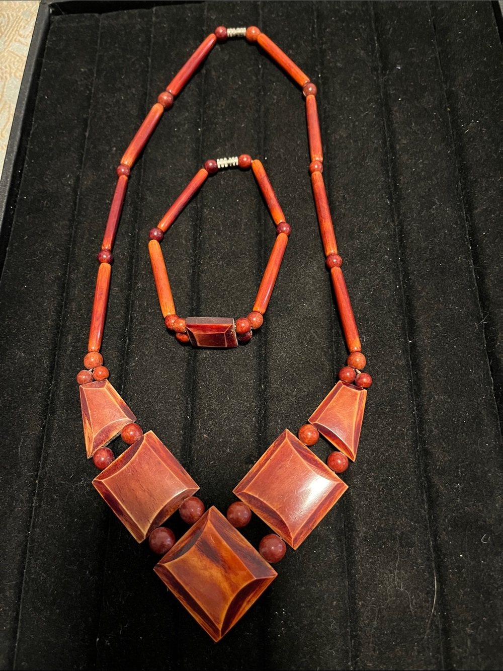 L👀K Red Wooden Geometric Necklace & Bracelet Set